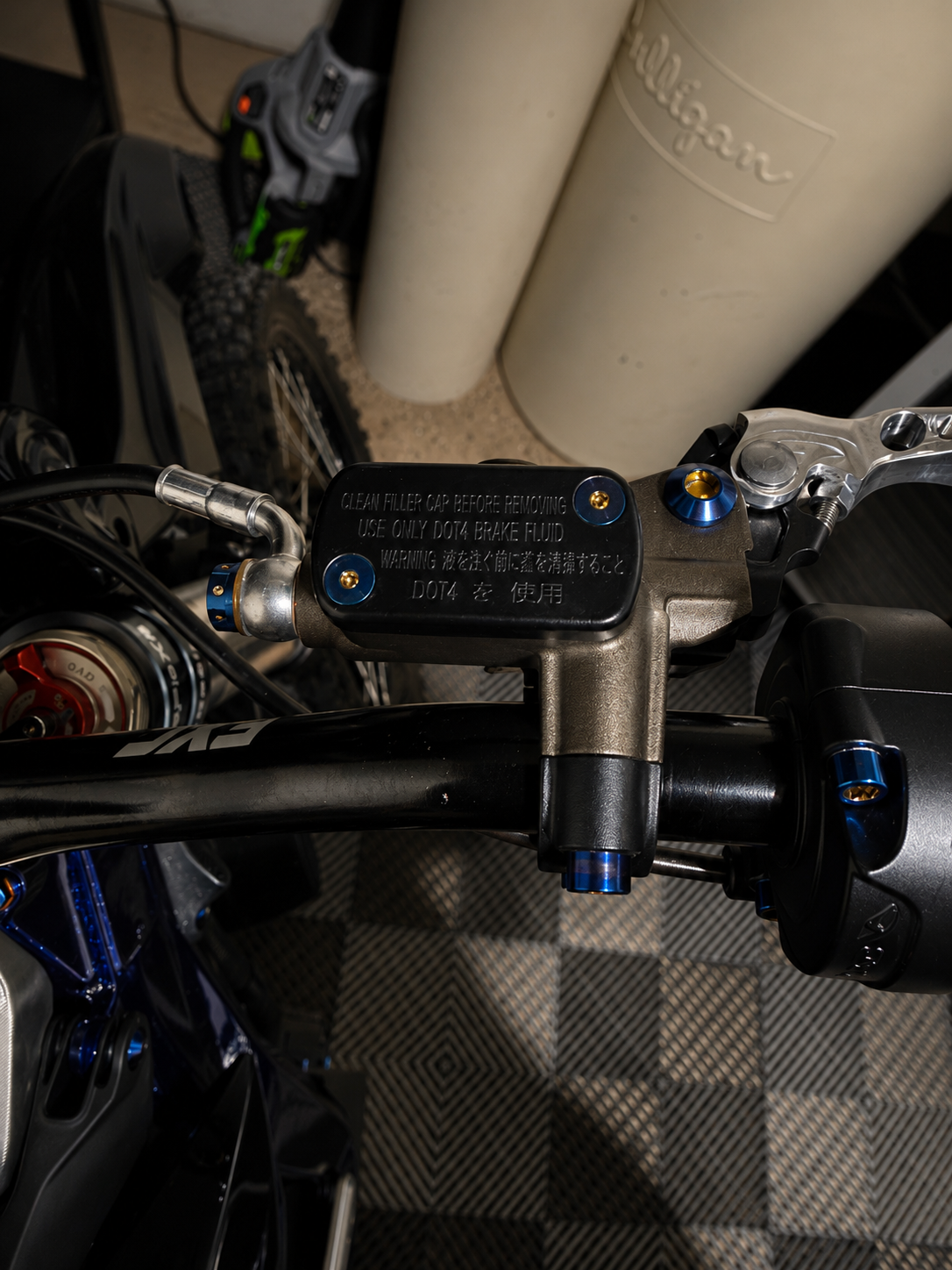 Ultra bee brake Flat resivour titanium bolts